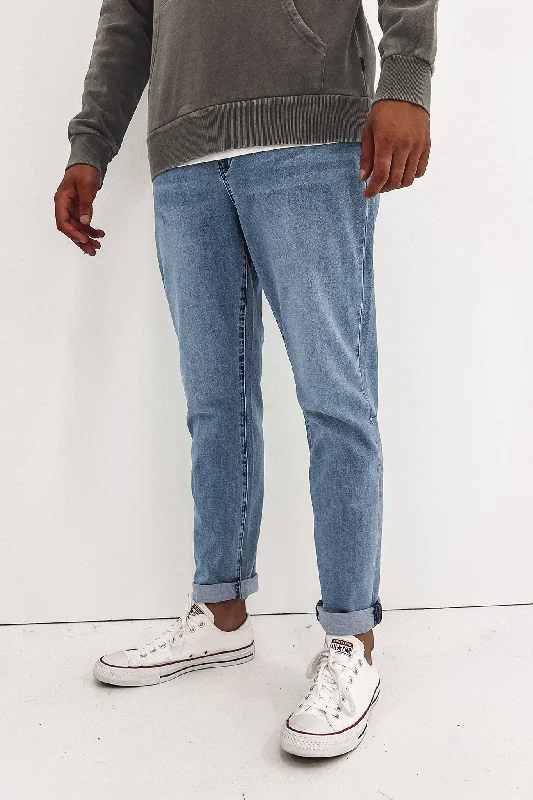 Shop men’s clothing now and enjoy amazing savings.  R Flex Taper Slim Jean Genesis