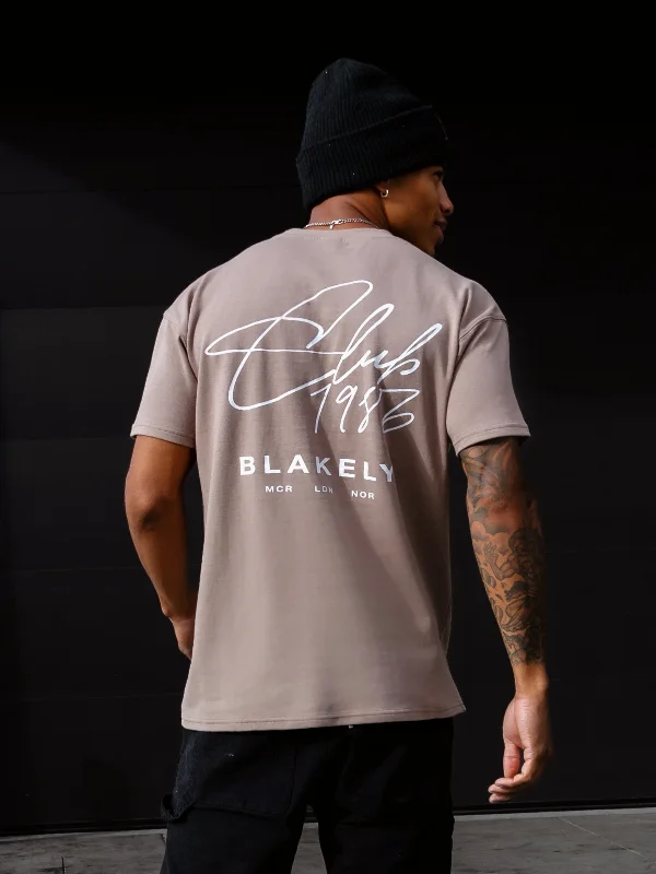 Best deals fashion – Don’t miss the latest clothing discounts. Club Relaxed T-Shirt - Brown Best deals fashion – Don’t miss the latest clothing discounts. Club Relaxed T-Shirt - Brown