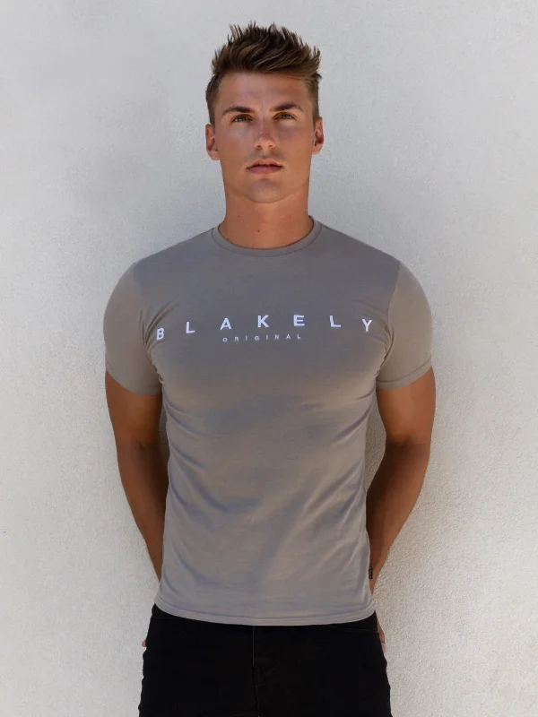 Save more with bundle deals on men’s fashion items.  Huxon T-Shirt - Neutral Grey