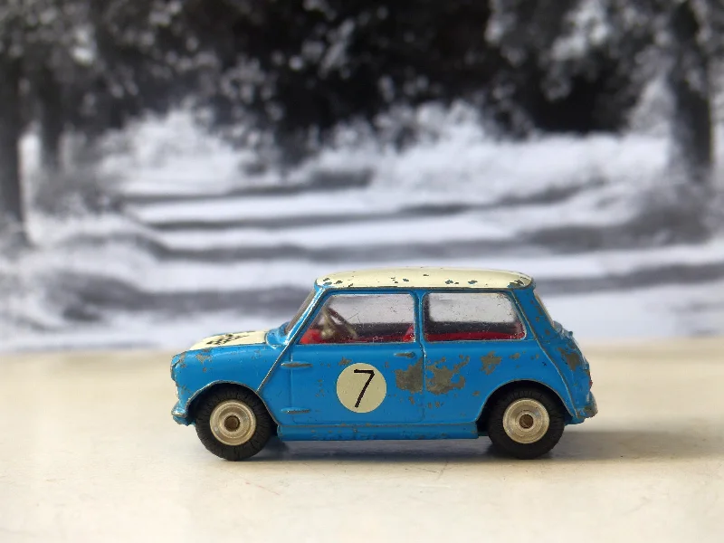 Realistic toy cars227 Morris Mini Cooper blue / white, red interior (1)