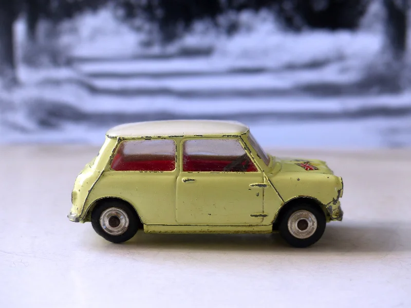 Realistic toy cars227 Morris Mini Cooper primrose late edition (8)