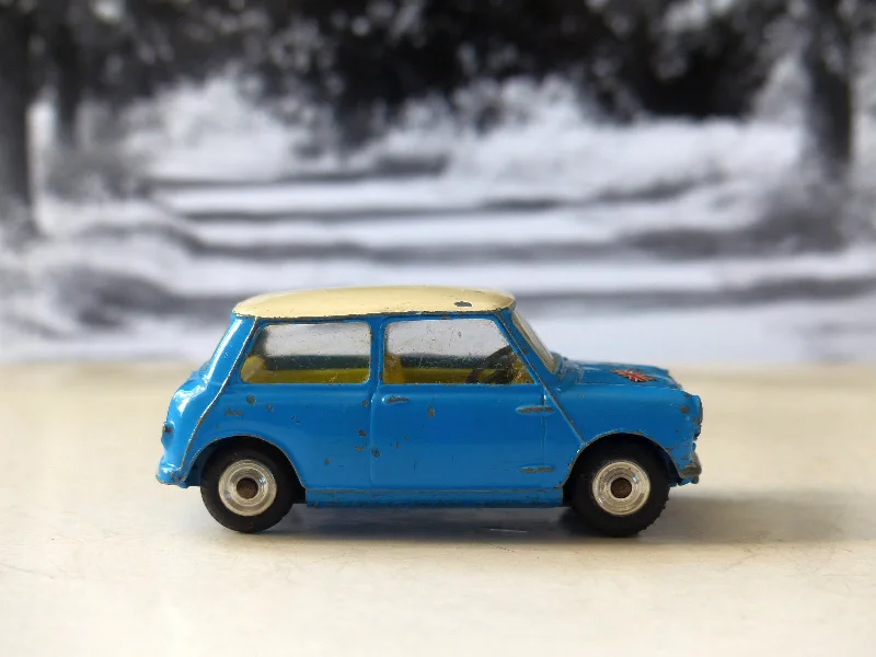Enthusiastic toys227 Morris Mini-Cooper in blue, lemon interior (15)