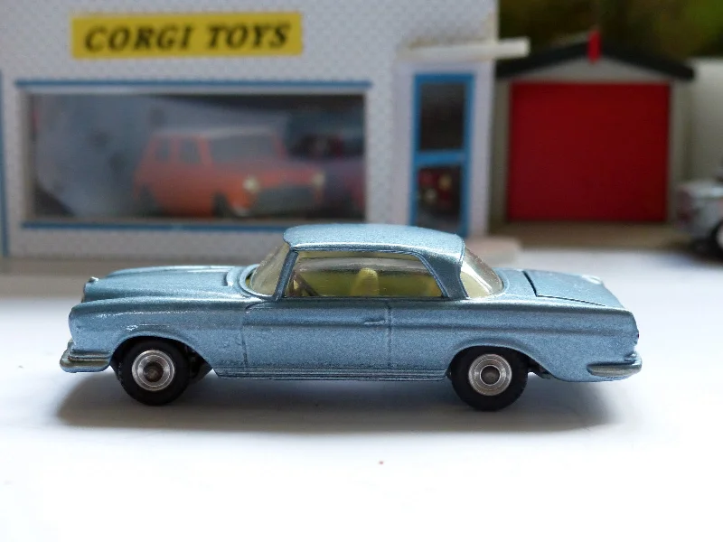 High-quality materials toys 230 Mercedes 220SE in silver-blue
