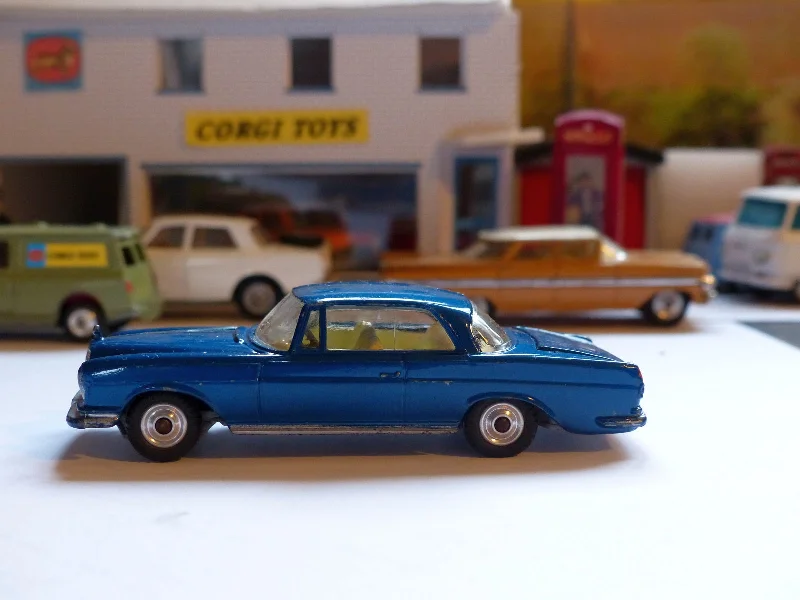 Fun toy cars253 Mercedes-Benz 220SE in metallic blue (1)
