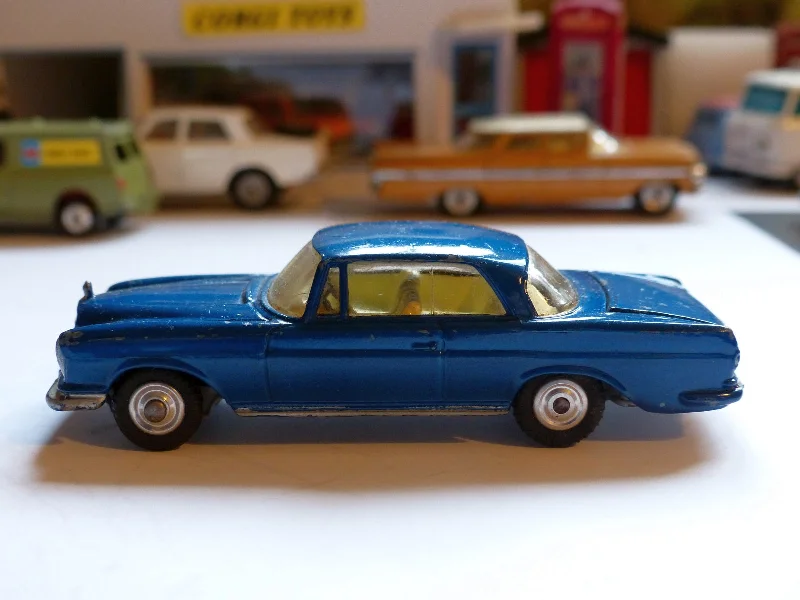 Playful toys 253 Mercedes-Benz 220SE in metallic blue (2)