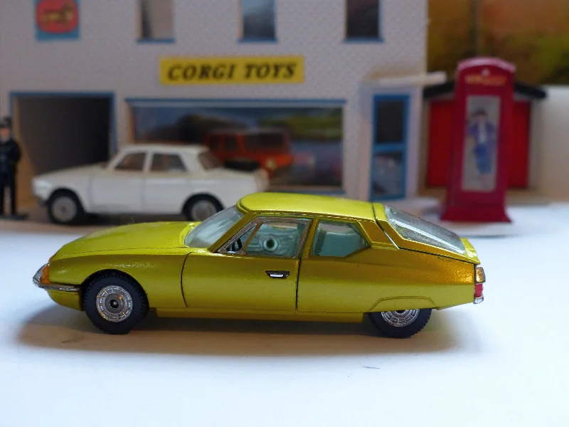 Realistic toy cars284 Citroen SM in metallic lime-yellow