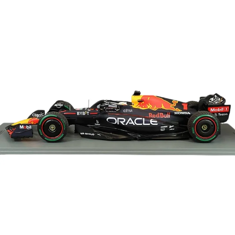 Playful toys Oracle Red Bull Racing RB18 No.1 - Winner Japanese GP 2022 - 2022 Formula One Drivers' Champion.  Max Verstappen.  (With No.1 and World Champion Board).  Limited 1022 - 1:12 Scale Resin Model Car
