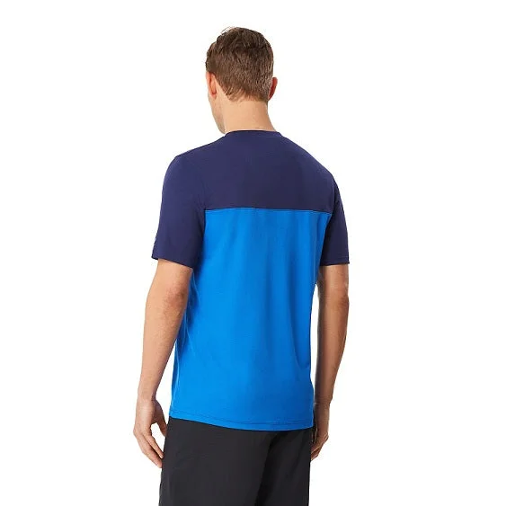 Big discounts – don’t miss out!  SPEEDO Men's Colorblock Swim Tee